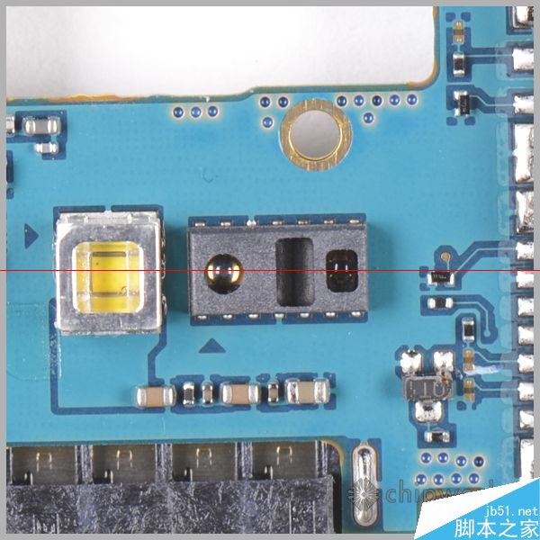 iphone 5s放在了home键里,三星的做法则截然不同,并分为两部分,指纹