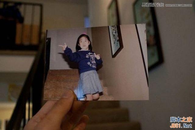 Photoshop創(chuàng)意合成手拿老照片舊地重游的圖片效果