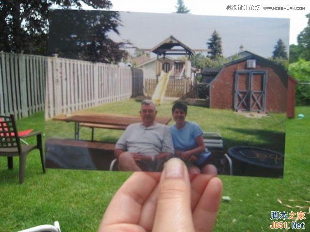 Photoshop創(chuàng)意合成手拿老照片舊地重游的圖片效果