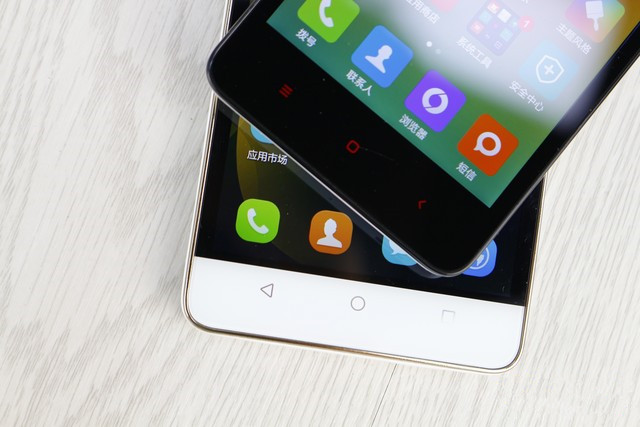 尖Phone:熱機交鋒 榮耀暢玩4C對比紅米2 