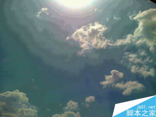 老年人在中午太阳当头怎样抓拍天空中云朵