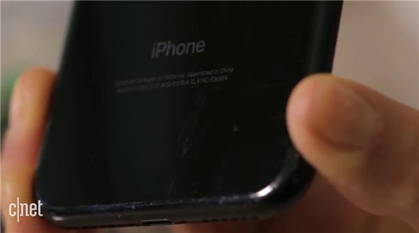 耐磨性測(cè)試：蘋(píng)果iPhone7亮黑色 VS 磨砂黑