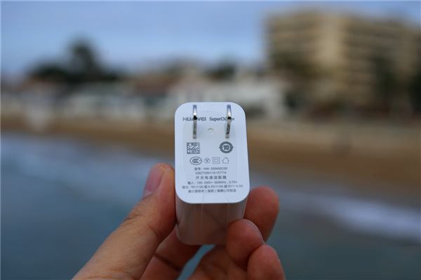 華為P10鉆雕藍(lán)版本開箱圖賞：這顏色夠靚！
