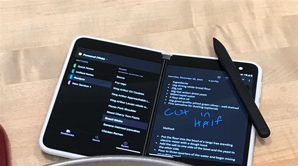 支持手寫筆、無后置攝像頭：微軟 Surface Duo 雙屏手機真機展示