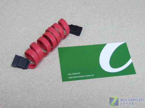 既简单又实用 轻松将您的SATA线变美观 既简单又实用 轻松将您的SATA线变美观