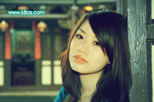 Photoshop将室内人物图片调成古典青黄色