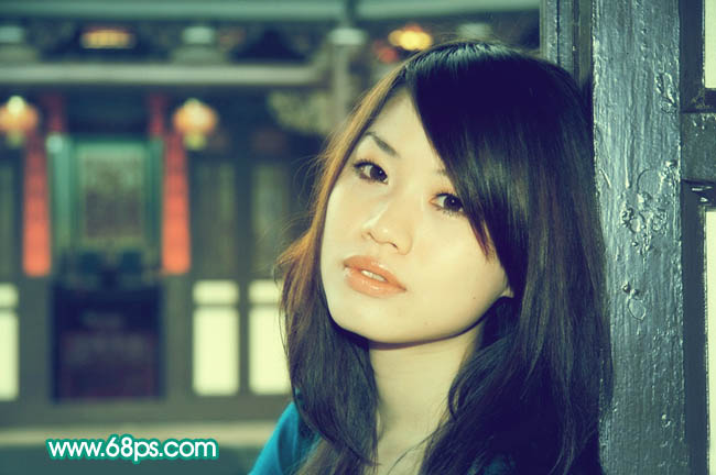 Photoshop将室内人物图片调成古典青黄色