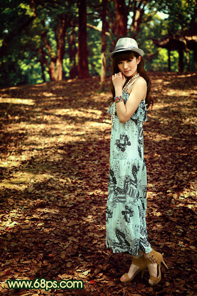 Photoshop将树林女孩图片调成柔和的暗调红青色