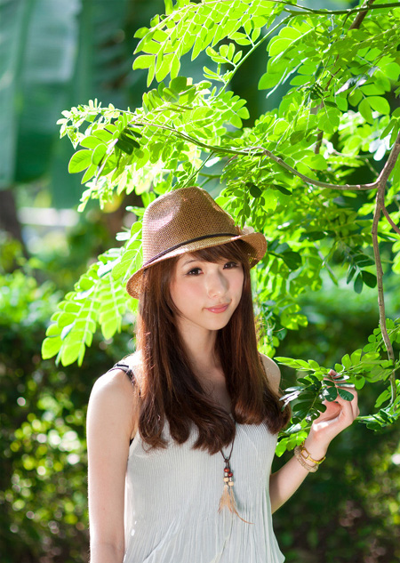 Photoshop將綠樹(shù)邊的美女調(diào)制出甜美的小清新淡褐色