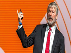 稳定币也能年赚8%？Michael Saylor抛「BTC支撑美元币」构想