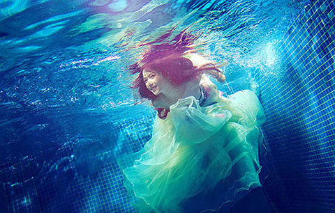Photoshop调出清澈清新的水下美女写真照片”