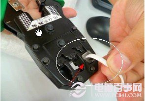 将插入好线的电话水晶头放入网线对应接口中
