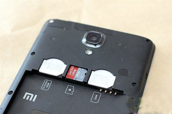 红米note怎么装sim卡？红米note插卡方法1