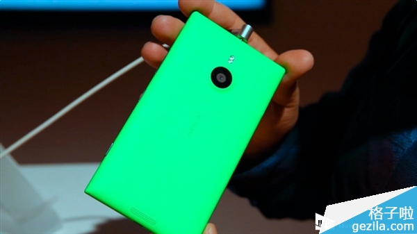 诺基亚6寸大屏旗舰：绿色Lumia 1520开卖
