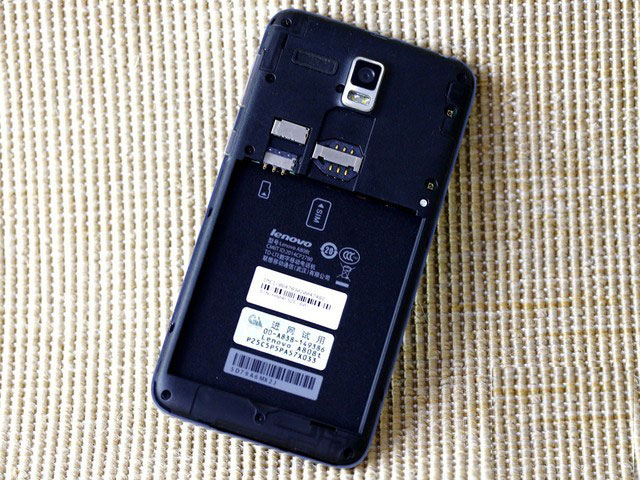 因为联想手机A8采用可拆卸后壳设计，所以对于这类机型的拆卸工作，一般也都会打开后壳开始。图为去掉后壳和电池之后，露出来的联想手机A8电池仓内部，从中可以看到它的设计和相关入网许可信息。同样联想手机A8的SD卡和SIM卡卡槽也都被安置在此，但凡进行插拔卡的操作都需要打开后盖并拔下电池才可。