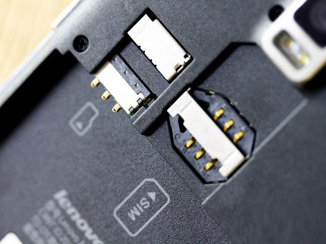 SD卡和SIM卡卡槽特写。在此需要向大家说明的是，联想手机A8本身自带16GB的ROM存储空间，如果你想要获得额外的扩展存储，那么可通过插入内存卡来实现。另外联想手机A8支持GSM/TD-SCDMA/TD-LTE/FDD-LTE等主流的网络制式，不过它仅可实现单卡单待，并非为双卡设计。