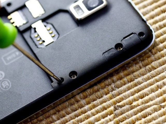 接下来就是正式拆机环节，第一步必然是将隐藏在后壳覆盖下的螺丝全部取出。通过相应的花字螺丝刀，这点并不难操作。