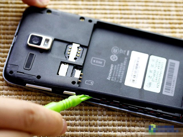 取下全部螺丝之后，联想手机A8的机身依然是纹丝不动。这时候就要借助撬棒来进行下一步的拆卸。在“嘎”“嘎”几声之后即可将中框部分拆下，由于都是采用卡扣式设计，所以自行拆机的用户也不用在听到响声之后担心，因为这是正常现象。