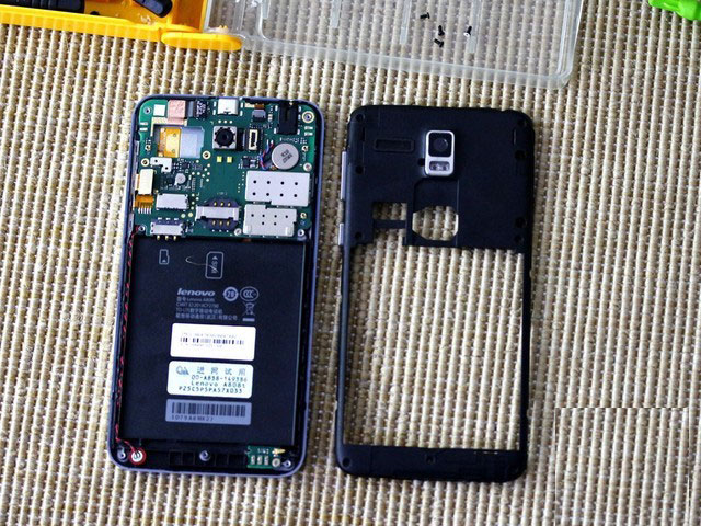 拆下中框之后的效果，这时候整个主板部位都已经露出来。可以看到它的主板就在电池仓上方，占据了不到一半的面积。大体扫去的话，后置摄像头，SIM卡/SD卡，排线等组成零件一览无余。