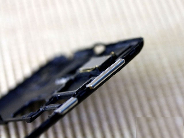 音量调节按键和电源按键同样被设计在中框之中，并采用卡扣式设计，这样的好处是在拆机之后按键不会意外脱落丢失。而且假如未来想要更换按键的情况下，也能够很好的进行取下更换。