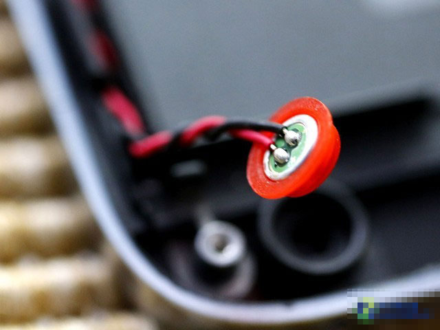 联想手机A8机身左侧部分有一条红黑组合的电路线，走线布局紧贴边框，既不显得突出同时又利于美观。尽管没有谁为了拆机观看走线，但利索简洁的走线布局确实也体现了联想手机A8的细致做工。