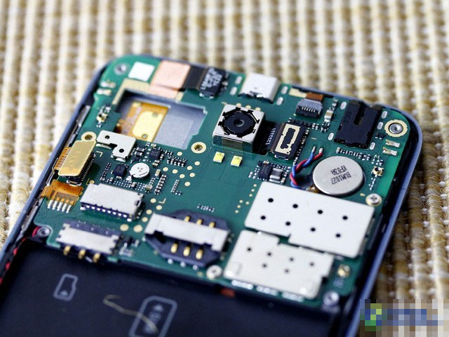 联想手机A8主板部分特写。关于后置摄像头，排线，SIM卡卡槽，数据线接口等等都能够看的到。有人会疑惑CPU/内存等硬件怎么看不到，不要着急，因为这些核心硬件都在主板的下方，稍后我们还会进一步拆解。