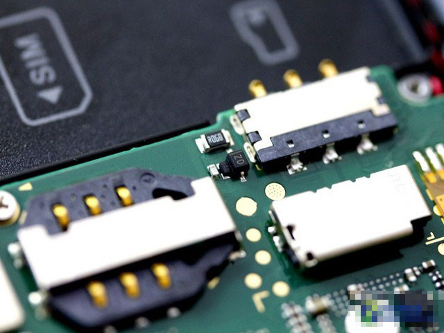 关于SD卡和SIM卡卡槽大家都已经屡见不鲜了，不过真正拆解之后的部分却并不常见。所以在此也将这两个卡槽来个特写，以满足有兴趣用户的好奇心理。