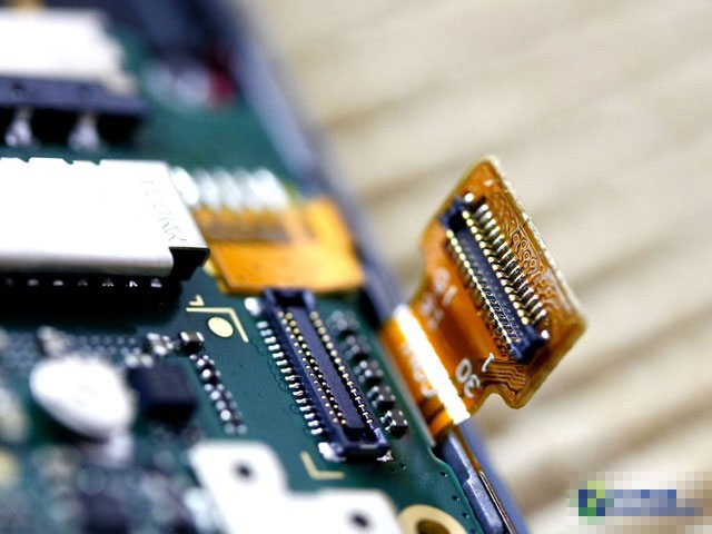 联想手机A8手机排线部分特写，现在手机都高度集成化，相对来说也更加的模块化。轻轻一抠，手机排线即被分开，在拆卸和维修时也更加容易。