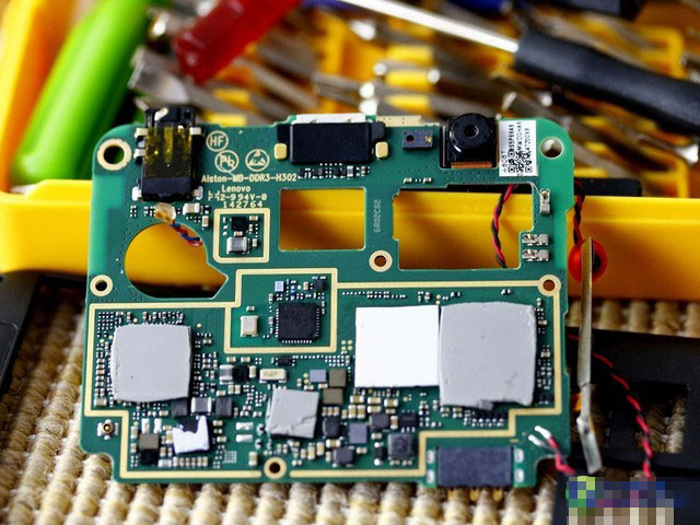 将主板拿掉之后另一方的核心硬件就显露无疑了，这些硬件在随后会为大家介绍。除了大大小小的处理器芯片之外，还能够看到前置摄像头，数据线接口等等。