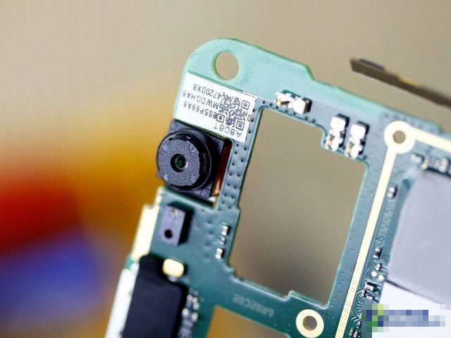 联想手机A8采用一颗500万像素的前置摄像头，了解或者使用该机的用户都知道这个配置项。但是前置摄像头到底是啥样呢？它就是这个样子，被设计在主板的右前方，时时刻刻准备着记录大家的每次自拍。