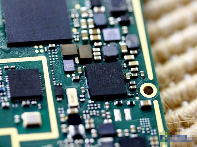 如果不将表面硅脂去掉的话，根本无法知晓这些处理器的型号和功能。当然一般情况下不建议大家清理硅脂，因为它们能够更好的进行散热，如果你认为联想手机A8的发热情况还不错，那么这些处理器表现的硅脂也起着一定的作用。图中的这颗芯片型号为联发科MT6322GA，主要用来进行电源管理。