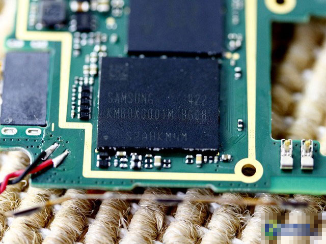 这颗在众多硬件当中面积最大的部件，是联想手机A8的内存，它的型号为三星KMR8X0001M-B608，现今多款手机当中都采用这个型号的硬件。