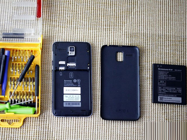 截止到上一张图片，联想手机A8的拆解已经差不多完成，再往下拆除已经没有太大必要，也超出了大家想要看到内部做工的参考意义。反之按照拆解步骤将其复原也比较简单，最终就是大家看到的样子，将电池装入将后壳盖上之后即可正常使用。联想手机A8细节做工方面很具大牌风范，走线清晰边角细致用料扎实，虽然并不像旗舰机型那般复杂或者高密度，但如此的严谨也符合它的定位。