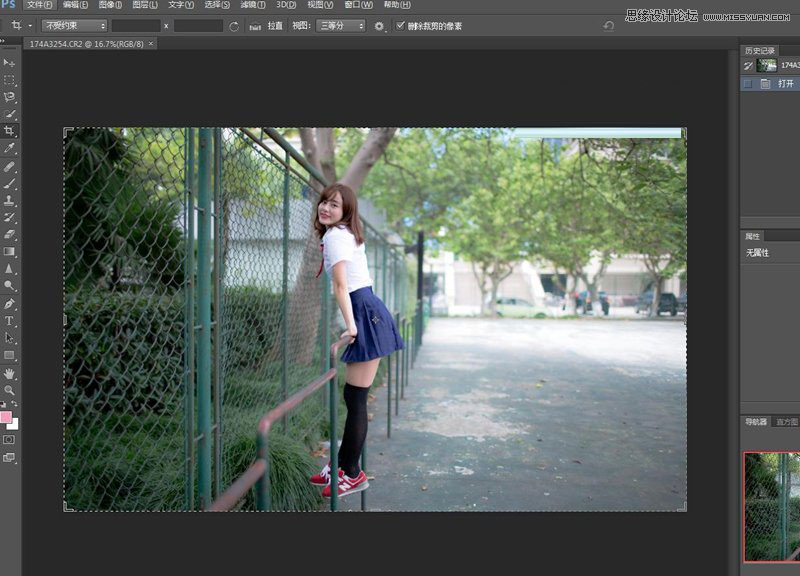 Photoshop调出操场上清纯女学生照片清新柔美暖色调效果