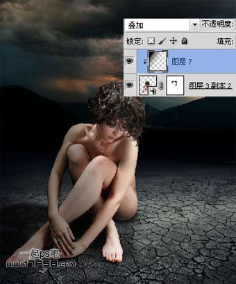 PS合成深夜里坐在干枯荒地里的裸体独思女孩照片