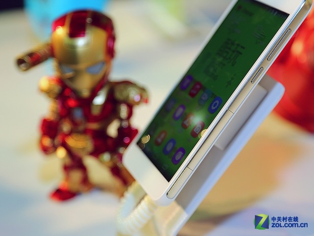 华为荣耀6至尊版搭载基于Android4.4的Emotion UI 2.3系统固件。该机支持低功耗蓝牙4.0、红外遥控和NFC，网络方面支持Cat6 LTE标准，下载速率可带300Mbps，非常强悍