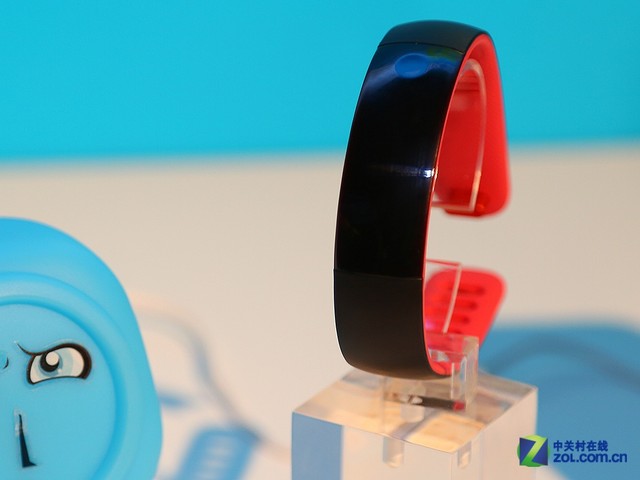 华为荣耀畅玩手环，具备单击来电静音、双击挂断电话、远程遥控手机拍照等功能，支持运动和睡眠两种模式，同时也具有手机防丢提醒，支持一键寻找手机