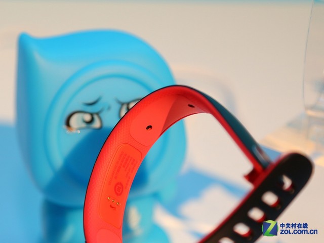 荣耀畅玩手环采用定制曲面锂电池，背部设计有接触式充电触点