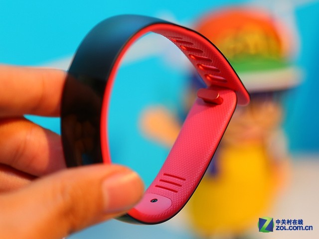 华为荣耀畅玩手环采用的是7.3毫米（最厚的地方）超薄一体式机身