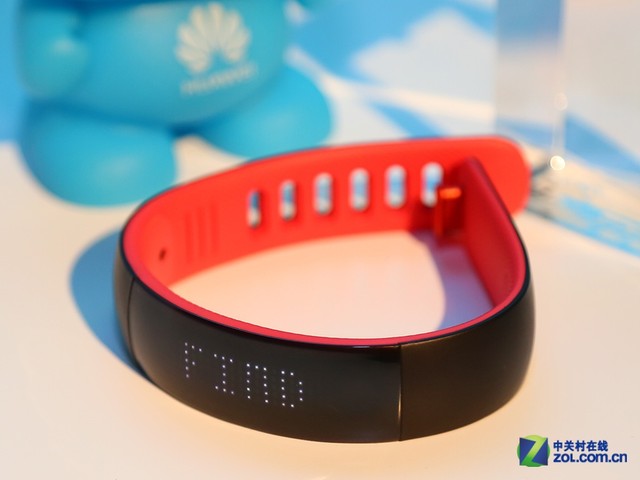 畅玩手环拥有多彩点阵显示屏设计，具有105颗ROHM LED灯阵