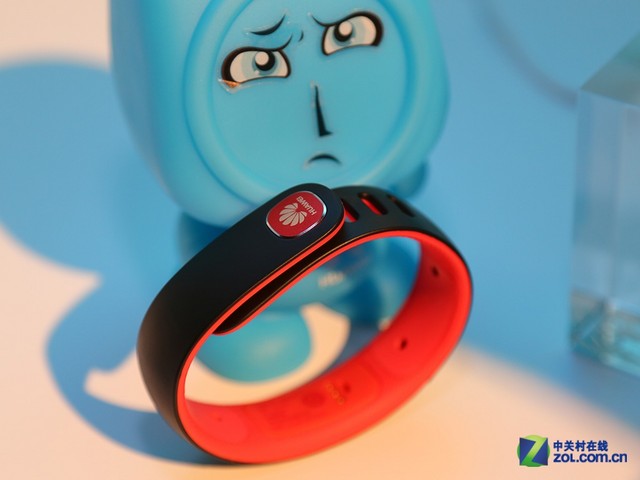 手环拥有红绿蓝等多种不同的颜色，价格为399元，10月21日10点8分发售
