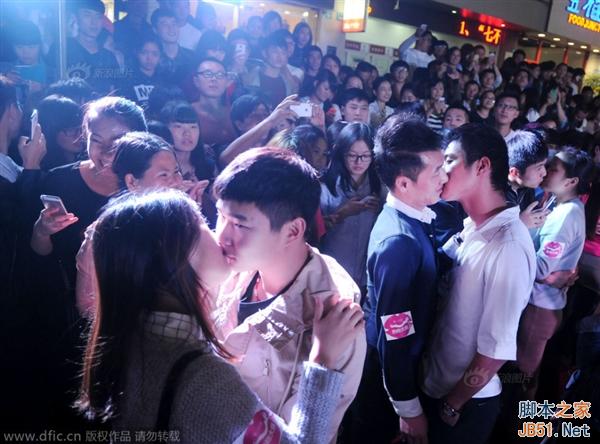 男男女女为了iPhone 6  拼了！