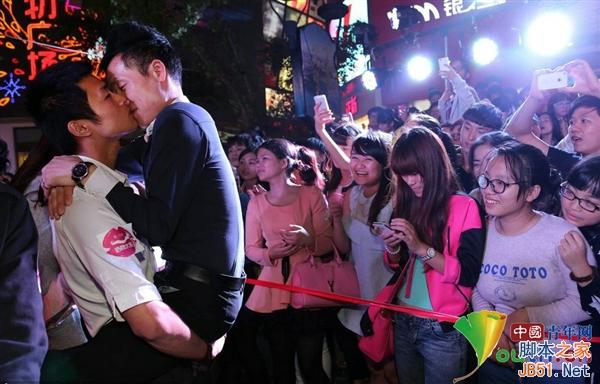 男男女女为了iPhone 6  拼了！