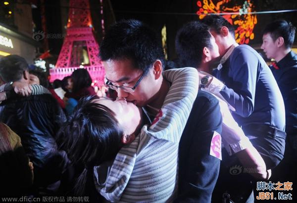 男男女女为了iPhone 6  拼了！