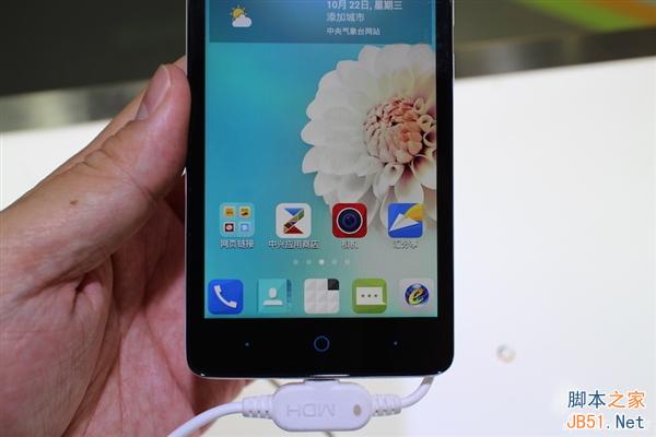 699元！中国电信小鲜手机真机图赏：支持双4G