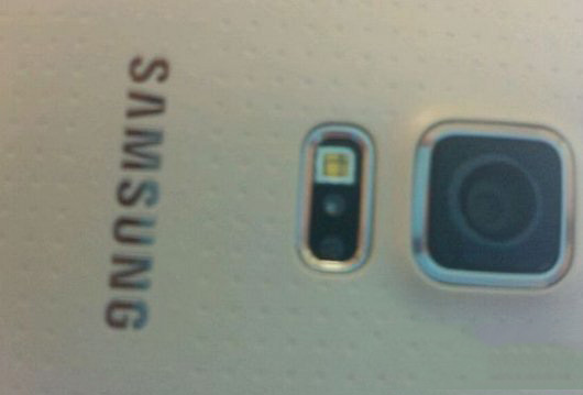 三星s5闪光灯旁边是什么？ 