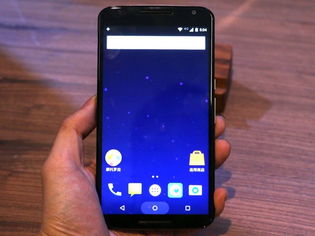 全新国行版本MOTO X Pro手机首次亮相国内，整体外观与之前国外版本相比变化不大，基本上保留了原样设计，硬件配置也是如此。此外它还是一款支持6模19频的全网通手机，通吃国内运营商的2G/3G/4G网络制式。