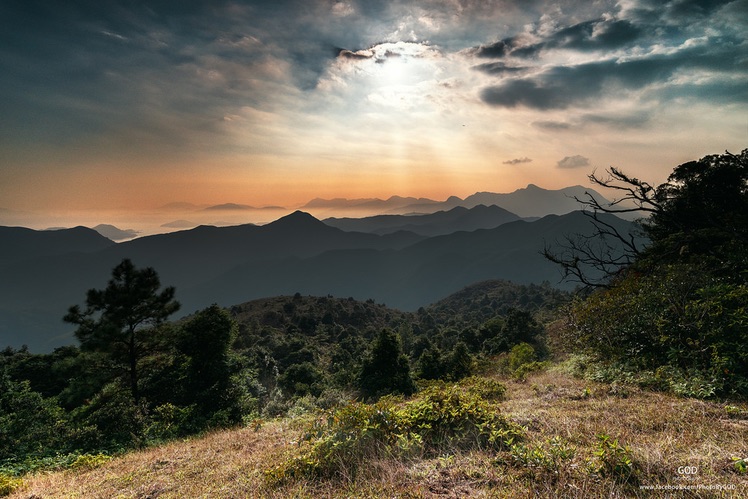 善用Photoshop加亮或加深工具解决山有粗边的问题