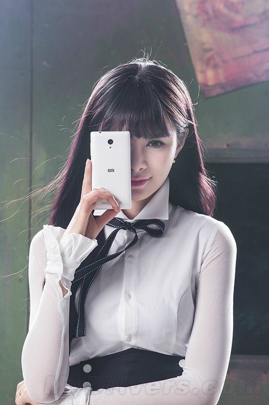 1999元！“泡芙小姐”手机发布：妹子亮了