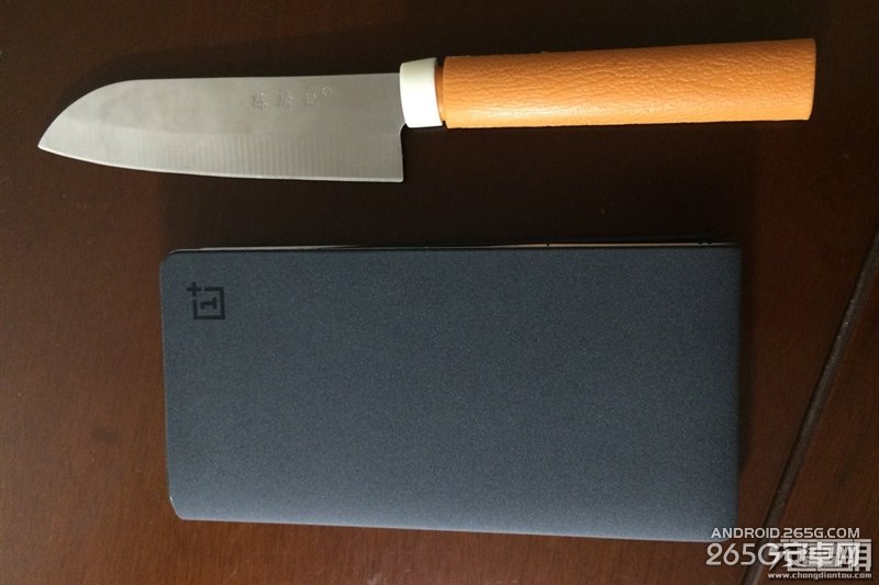 黑得漂亮！一加来电10000mAh移动电源实测、拆解